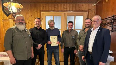 Bild: Andreas Teich/FV Rieden
Beim Fischereiverein gab es Ehrungen und Neubesetzungen (von links): Vorsitzender Robert Scherer, Gewässerwart Tobias Diepold, der Geehrte Gerald Dobler, Jugendwart Dieter Teich, Zweiter Vorsitzender Thomas Wischniowski und Bürgermeister Erwin Geitner