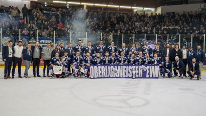 Bild: Christian Kaminsky
Am Freitag erhielten die Blue Devils den Pokal und die Medaillen für die Hauptrunden-Meisterschaft in der Oberliga Süd. Nach dem Match gegen Höchstadt (9:3) wurden die Weidener von den Fans gefeiert. Das letzte Spiel vor dem Play-off-Start gewannen die Blue Devils am Sonntag in Passau mit 11:4.