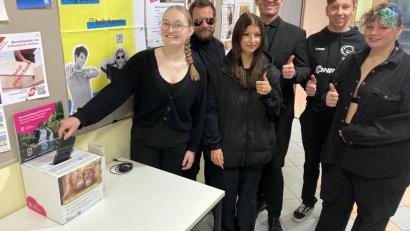 Bild: Claudia Wittmann/exb
An der Amberger FOS/BOS können jetzt auch nicht mehr benötigte Handys abgegeben werden. Die Auszeichnung "Umweltschule" ist der Lohn dafür.