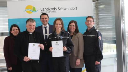 Bild: Andrea Haas/exb
Viktoria Schmalhofer (Landratsamt Schwandorf), Dekan Michael Hirmer, Landrat Thomas Ebeling, Birgit Hönning, Jana Insprucker (Landratsamt Schwandorf) und Torsten Färber (von links) bei der Übergabe der Urkunden.
