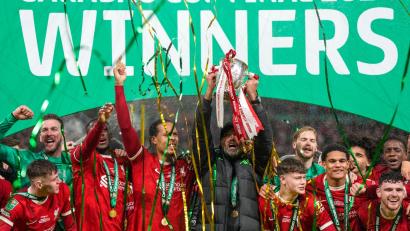 Bild: Alastair Grant/AP/dpa
Jürgen Klopp (M) und sein Team holten den ersten von vier möglichen Titeln in dieser Saison.