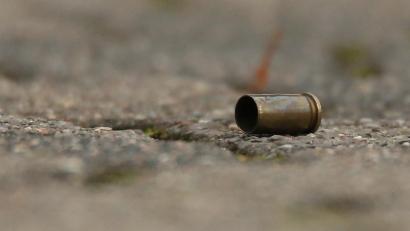 Symbolbild: David Young /dpa
Eine Patronenhülse liegt auf der Straße. In England soll das Geschoss verkauft werden, das mit der Tatwaffe des Mordes an John Lennon abgefeuert wurde.