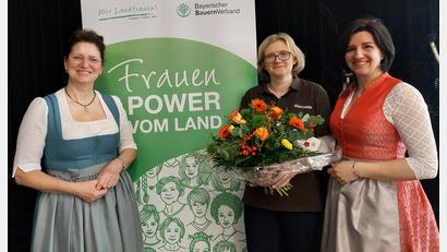 Bild: jua
Landesbäuerin Christine Singer (links) - hier zusammen mit Kreisbäuerin Sabine Schindler (rechts) und deren Stellvertreterin Manuela Pronath (Mitte) - betont den Stellenwert der Landfrauen.