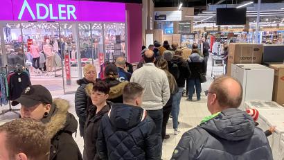 Bild: fle
Kurz vor dem Verkaufsstart am Samstag um 10 Uhr bildete sich beim E-Center Grünbauer in Weiden eine Schlange von Eishockeyfans für Tickets für das Play-off-Achtelfinale der Blue Devils Weiden.