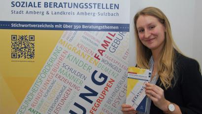 Bild: gsp
Sabrina Liermann mit der Broschüre „Soziale Beratungsstellen“ für die Stadt Amberg und den Landkreis Amberg-Sulzbach.