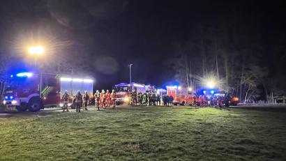 Bild: Andreas Fuchs/exb
100 Einsatzkräfte eilen am Freitagabend, ausgelöst durch den Notruf einer Applewatch zum sogenannten Neuen Weiher bei Turesbach im Gemeindegebiet Bodenwöhr.