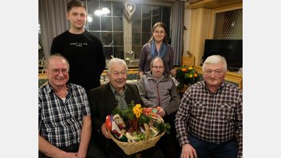 Bild: le
Sitzend von links: Wolfgang Krapf, Hans Max, Thomas Max und Walter Pröls. Stehend von links: Elias Krapf (Enkel von Wolfgang Krapf) und Doris Nordgauer.