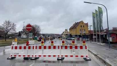 Bild: Stefanie Roth
Stadteinwärts Richtung Zentrum in Grafenwöhr signalisiert die Straßensperre und das Verkehrszeichen eindeutig: "Durchfahrt verboten".