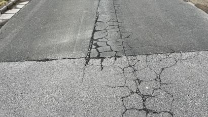 Bild: sns
Bedingt durch den Umleitungsverkehr kam es zu massiven Straßenschäden wie hier auf dem Bild beim Schwarzachweg in Kröblitz.