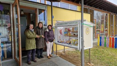 Bild: jow
Der gefüllte Geschenkeschrank beim Kindergarten in Lintach, mit (von nlinks) Margit Haberberger, Mitgründerin des Verschenkeschankes, sowie Ulrike Schlaffer und Ulrike Schießlbauer vom Kindergarten St. Walburga in Lintach.