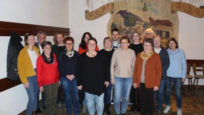 Bild: Nikolaus Scherr/exb
Der Obst- und Gartenbauverein Tiefenbach wählt Bianca Ederer (vorne Mitte) wieder zur Vorsitzenden. gewählt. Hier der neue Vorstand mit Bürgermeister Ludwig Prögler (Zweiter von.links)