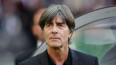 Bild: Alex Grimm/Getty Images Europe/Pool/dpa/Archivbild
Joachim Löw steht vor einem Spiel im Olympiastadion.