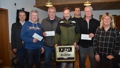 Bild: dob
Mit 137 Punkten freut sich Joachim Seeberger aus Röttenbach (Dritter von links), aus dem mittelfränkischen Landkreis Erlangen-Höchstadt über die Siegprämie. Erhard Strobel aus Wendersreuth bei Kirchendemenreuth (Zweiter von rechts) holt sich den zweiten Platz. Über 200 Euro freut sich der Drittplatzierte Wolfgang Bergmann aus Saubersrieth (Zweiter von links). Der Trostpreis geht an diesem Abend mit 44 Punkten an Franz Dunka aus Pfreimd. Bürgermeister Andreas Wutzlhofer (links) überreicht zusammen mit Schützenmeister Robert Diermeier (Dritter von rechts) und Hauptorganisatorin Andrea Diermeier (rechts) die Preise.