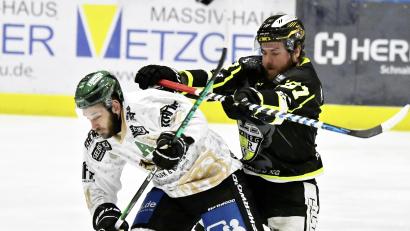 Bild: Hubert Ziegler
Daniel Krieger (rechts) vom ERSC Amberg gerät in dieser Szene mit einem Erdinger Gegenspieler aneinander.