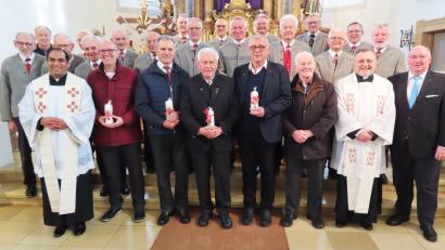 Bild: Hans Apfelbacher/exb
Die Jubilare (mit Kerze, von links): Thomas Fenk, Josef Pamler, Johann Rumpler und Georg Fritsche werden beim Hochfest der Marianischen Männerkongregation geehrt.
