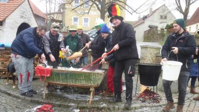 Bild: mad
Der Geldbeutel wird im Fasching arg strapaziert. Auf dem Seebarner Dorfplatz werden sie nach alter Tradition gewaschen.