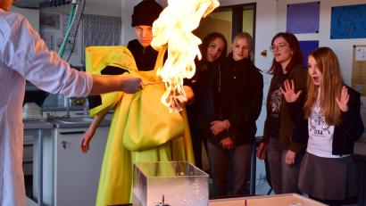 Bild: Emily Hagler
Experimente mit Aha-Effekt: Beim Tag der offenen Tür der FOS/BOS Weiden erleben die Besucher ein abwechslungsreiches Programm.