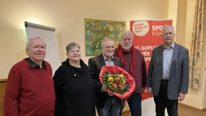 Bild: sor
Der neuen Vorsitzenden Albert Lukas (Mitte) mit seinem Vorgänger Wolfgang Fesich (links), seinen Stellvertretern Sonja Höcherl und Dieter Weiß (Zweiter von rechts) sowie Bezirksvorsitzendem Reinhold Strobl (rechts).