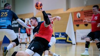 Bild: Guenter Uschold
Die Handballer der HSG Weiden (blaue Trikots) erkämpften sich beim HV Oberviechtach ein 23:23.