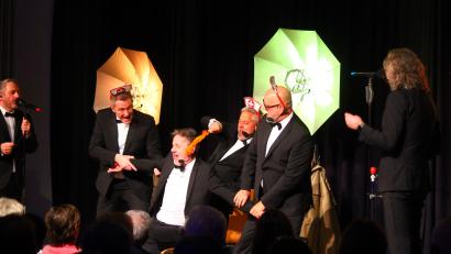 Bild: stg
Jede Menge Spaß, Stimmung und gelungenen A-cappella-Gesang brachten am Freitagabend die Musiker von "Sixpack" ins Foyer der Kemnather Mehrzweckhalle.