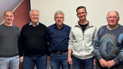 Bild: u
Die Hirschauer Modellflieger wählten einen neuen Vorstand (von links): Erster Vorsitzender Matthias Schwarz, Schriftführer Andreas Lüßmann, Kassier Norbert Weiß, Zweiter Vorsitzender Jürgen Merkel und Jugendwart Günter Leikermoser.