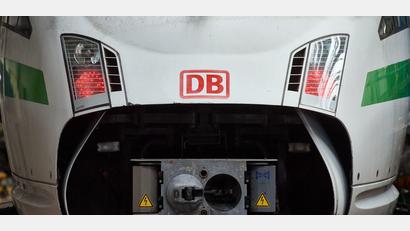 Symbolbild: Bernd Thissen/dpa
Das Logo der Deutschen Bahn ist auf der Front eines ICE zu sehen.