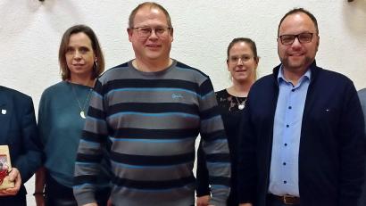 Bild: ld
Alexander Hecht (Zweiter von rechts) ist nun auch Gruppenvorsitzender. Sein Stellvertreter ist Thomas Wegmann (Dritter von links). Die Kasse führt Andrea Krauß (Zweite von links), ums Schriftwesen kümmert sich Steffi Übelmesser. Gast in Brand war der Vorsitzende des Sängerkreises Nordoberpfalz, Karl Hermann (rechts). Ein herzlicher Dank galt Siegmar Bräutigam (links): Er hatte die Sängergruppe Max Reger 18 Jahre geführt..