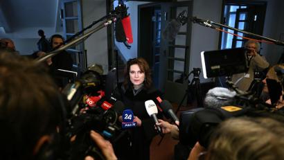 Bild: Helmut Fohringer/APA/dpa
Anwältin Astrid Wagner vor Verhandlungsbeginn des Prozesses im österreichischen Krems.