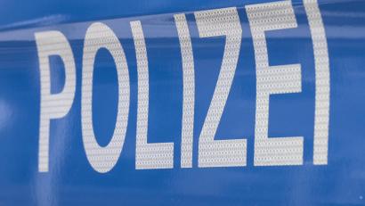 Symbolbild: Boris Roessler/dpa
Ein Autofahrer hat auf der Kreisstraße NEW 37 einen Unfall verursacht und ist im Anschluss geflohen.