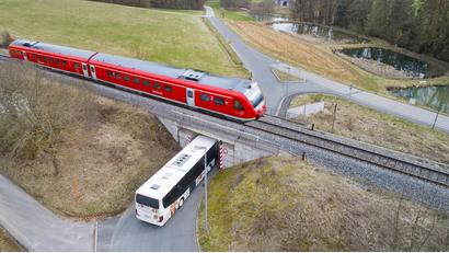 Bild: Thilo Hierstetter
Die neue Bahnunterführung in Großalbershof machte vor einigen Jahren Schlagzeilen wegen einer zu geringen Durchfahrtshöhe, was Linienbusse und Lkw vor Probleme stellte. Jetzt geht es bei diesem neuralgischen Punkt um eine Verbesserung der Situation für Fahrradfahrer und Fußgänger.