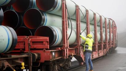 Symbolbild: Marcus Brandt/dpa
Diese LNG-Röhren könnten auch Wasserstoff transportieren - ähnliche Röhren werden vermutlich in den kommenden zehn Jahren in der Oberpfalz verlegt, wo eine 52,3 Kilometer lange Wasserstoffleitung künftig zwischen Waidhaus und Arzberg verlaufen soll.