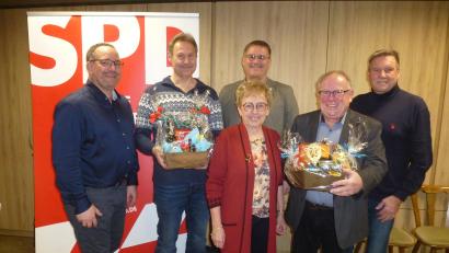 Bild: bk
Horst Helgert, Werner Windisch, Hans Wolfram (Zweiter, Fünfter und Sechster von links) standen beim Vereinsgespräch im Mittelpunkt. Ihnen gratulierten Mirko Bertl, Johanna Krauß und Rainer Vater.