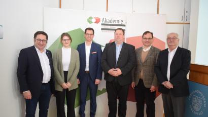 Bild: bnr
Die Mobilität ist das Jahresthema der Akademie Ostbayern-Böhmen. Sechs Referenten beleuchten das Thema aus unterschiedlichen Blickwinkeln. Im Bild von links: Staatssekretär Tobias Gotthardt (FW), Lena Roth Uni Bayreuth, Manuel Lorenz IHK, Tobias Appl Bezirksheimatpfleger, Museumsleiter Tobias Hammerl, Vorsitzender AOB Josef Schönhammer.