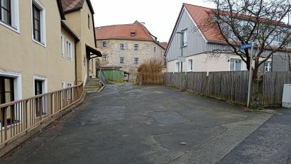 Bild: fpoz
Weil der Eigentümer des Schloßwegs in Waldershof einer Oberflächenneugestaltung mit eigener Kostenbeteiligung nicht zustimmte, werden lediglich Wasserleitung und Mischwasserkanal erneuert.