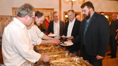 Bild: gf
Seinen (künftigen) Amtskollegen Stefan Frank (rechts) aus Sulzbach-Rosenberg und Erich Meidinger (Zweiter von rechts) aus Ebermannsdorf lässt der Poppenrichter Bürgermeister Hermann Böhm (Dritter von rechts) den Vortritt am Fisch-Büffet, das Andreas Kopf (links) und sein Küchenteam aufgefahren haben.