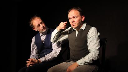 Bild: prh
Robert Blöchl und Roland Penzinger (von rechts) alias "BlöZinger" begeisterten auf der Kleinkunstbühne der Futura in zwei Vorstellungen mit ihrem Kopfkino-Kabarett.
