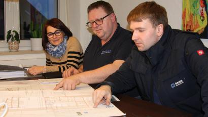 Bild: wro
Chef von Bauer Haustechnik ist Patrick Bauer (rechts). Unterstützt wird der Jungunternehmer von seiner Mutter Marion, die im Büro tätig ist, sowie von seinem Vater Armin, der auch auf den Baustellen aushilft.