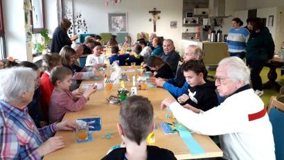 Bild: do
Gegenseitig wertschätzen und Distanz abbauen. Ein Beweggrund, der die Erstkommunionkinder der Pfarrei Speinshart mit den Tagespflegegästen der Arche in Grafenwöhr zusammenführte.