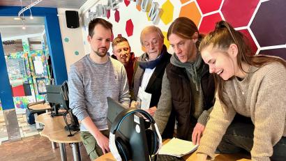 Bild: Gabi Schönberger
Sie sprudeln vor Ideen zu Projekten und Veranstaltungen und haben auch Spaß dabei: Paul Zitzmann (von links), Benjamin Kahnes, Veit Wagner, Nico Erhardt und Johanna Grillenbeck von "Weiden ist bunt".