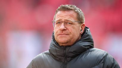 Bild: Jan Woitas/dpa/Archivbild
Max Eberl, Leipzigs Sportdirektor, steht vor dem Spiel ins Stadion während Gladbachs Fans Schmähgesänge gegen ihn anstimmen.