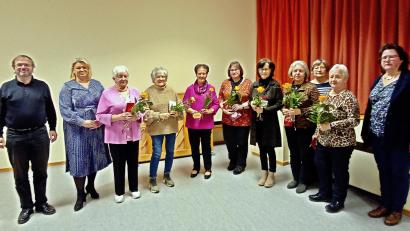 Bild: R. Kreuzer
Die treuen Mitglieder des Frauenbundes Schirmitz (von links) Pfarrer Thomas Stohldreier, Kerstin Aufschneider, Heidemarie Legat, Angela Schieder, Gerda Lang, Elisabeth Robl, Brigitte Balk, Monika Haid, Eva Forster, Christa Simbeck und Gudrun Schmidt.