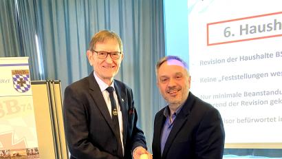 Bild: bkr/exb
Richard Dexl (links) würdigte die Arbeit von Thomas Semba (rechts) im Präsidium des Bayerischen Soldatenbundes mit dem BSB-"Thaler".