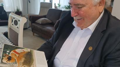 Bild: szl
Peter Gold blättert im Buch zur Olympiade 1972 in München. Die Spiele erlebte er als Jugendlicher hautnah mit. Heuer erfüllt er sich einen Wunsch und ist bei den Olympischen Spielen in Paris mit dabei. Der ehemalige Leichtathlet hat Tickets für den Zehnkampf-Wettbewerb.