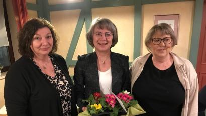 Bild: Daniela Dehling/exb 
Ehrung für langjährige Mitgliedschaft bei der Freihunga Theatergrupp'm (von links): Zweite Vorsitzende Karin Schulz, Erika Urban und Erste Vorsitzende Heidi Wisneth.