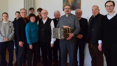 Bild: Kunz
Die Seelsorgegemeinschaft Herz Jesu und St. Johannes verabschiedet Pfarrvikar Achim Dittrich (Vierter von rechts). Er verlässt die Oberpfalz in Richtung Speyer.