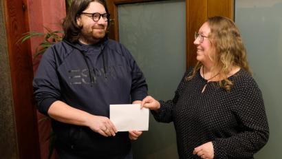 Bild: do
Nach geheimer Abstimmung der Versammlungsteilnehmer überreicht GSG-Vorsitzende Petra Danzer an Pfarrer Johannes Bosco die Vereinsspende von 1000 Euro für den Pfarrheim-Neubau.