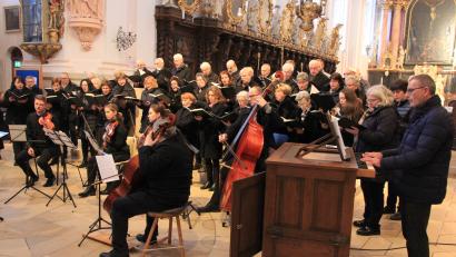 Bild: kro
Einen imposanten Auftritt legte der Basilikachor beim Benefizkonzert hin.