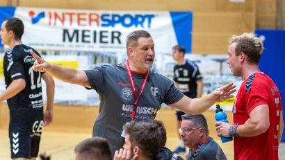 Bild: Günter Uschold
Stefan von Frankenberg (Mitte) ist nicht mehr Trainer des HV Oberviechtach.
