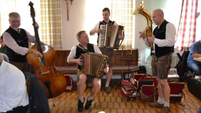 Bild: gi
Den Auftakt zum Musikantentreffen machte die Mühlschleifmusi mit der Skitourenpolka.