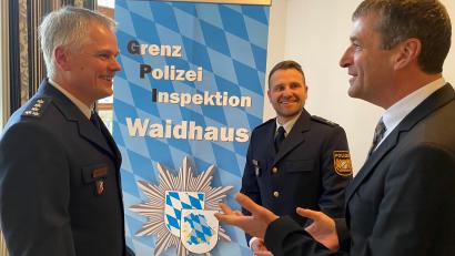 Bild: ck
Zwei gehen - einer kommt. Bei der Grenzpolizei Waidhaus stehen die Zeichen auf Veränderung, von links: der neue Dienststellenleiter Thomas Meiler, Michael Mühlbauer, Stefan Moller.